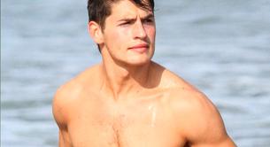 El actor Gregg Sulkin desnudo masturbándose