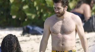 Jake Gyllenhaal desnudo (o casi) en la playa