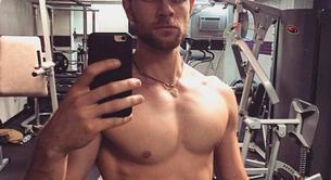 El actor Nathaniel Buzolic desnudo y erecto