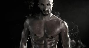 El actor Ricky Whittle desnudo masturbándose