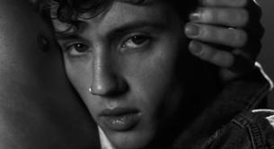 Troye Sivan repasa la historia LGBT en el vídeo de 'Heaven'