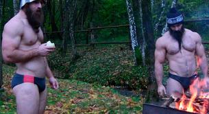 Vikingos desnudos haciendo crossfit en un impresionante vídeo