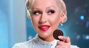 El extraño anuncio de Christina Aguilera para Oreo en Indonesia