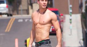 El actor Dean Geyer desnudo masturbándose