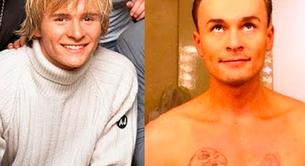 El cantante de S Club 7 Jon Lee desnudo y a cuatro patas