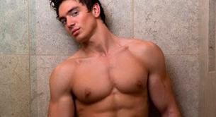 El cantante country gay Steve Grand, desnudo y erecto