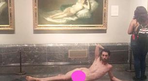 Un artista desnudo frente a la maja desnuda en el Museo del Prado