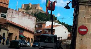 El PP envía un camión a retirar una bandera arcoíris en un pueblo en Palencia