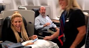 El vídeo de Shakira en un avión con una azafata bailando 'Waka Waka'