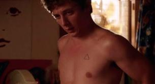 El actor Jeremy Allen White desnudo y teniendo sexo a cuatro patas