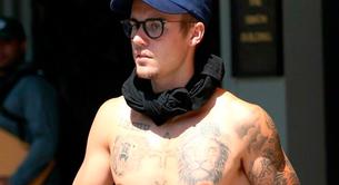 Justin Bieber sin camiseta sale a la calle con semen en sus pantalones