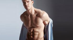 Alan Ritchson desnudo en 'Blood Drive'