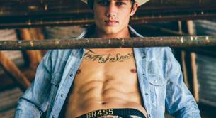 El modelo Bonner Bolton desnudo masturbándose