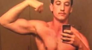 El actor Miles Teller desnudo masturbándose