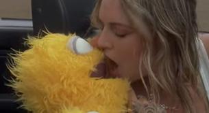 Tove Lo practica sexo oral con un teleñeco en el vídeo de 'Disco Tits'