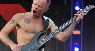 Pillado Flea de los Red Hot Chili Peppers desnudo integral