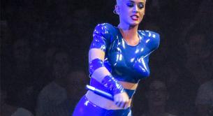 Katy Perry golpea el móvil de una fan en directo