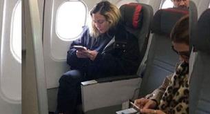 Madonna, pillada en un avión volando en clase turista