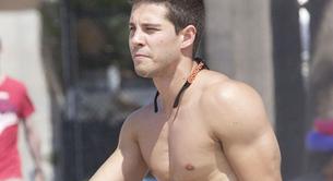 Otra vez y mejor: Dean Geyer desnudo y erecto en sus fotos más calientes