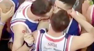 Triple beso gay en un partido de baloncesto