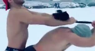 El sugerente vídeo de dos chulazos sin camiseta haciendo ejercicio en la nieve