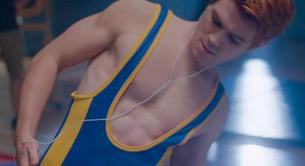 La erótica escena de KJ Apa desnudo luchando en 'Riverdale'