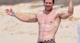 Mark Wahlberg sin camiseta, tremendo y luciendo cuerpazo en la playa