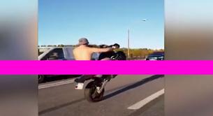 El vídeo del motorista desnudo que está dando la vuelta al mundo