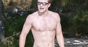 El torso de Robert Pattinson desnudo en la playa