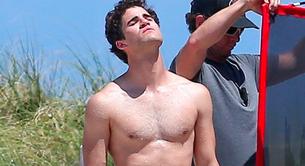 Darren Criss desnudo se da un baño en 'American Crime Story'