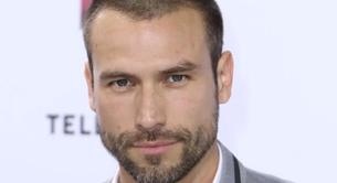 El actor Rafael Amaya desnudo en la obra de teatro 'Desnudos'