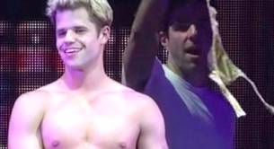 Charlie Carver desnudo porque Zachary Quinto le quita un tanga dorado