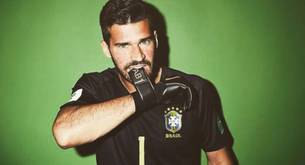 Alisson Becker desnudo en el vestuario, el portero de Brasil enseña su enorme pene