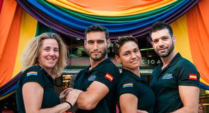 Fotos de policías gays, el morbo del uniforme y la porra