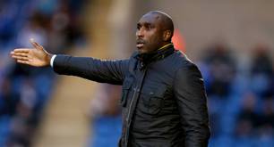 Sol Campbell se enfrenta a cánticos homófobos en un partido de fútbol