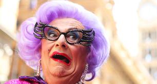 Creador de Dame Edna defiende comentarios antitrans