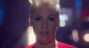 Pink estrena el vídeo de 'Walk Me Home'