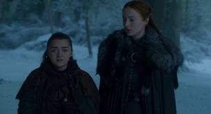 Sophie Turner y Maisie Williams de 'Juego De Tronos' se besan en el plató