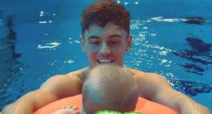 Tom Daley y Dustin Lance Black llevan a su hijo Robbie a nadar por primera vez