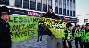 Manifestantes lesbianas y tránsfobas interrumpen desfile del Orgullo